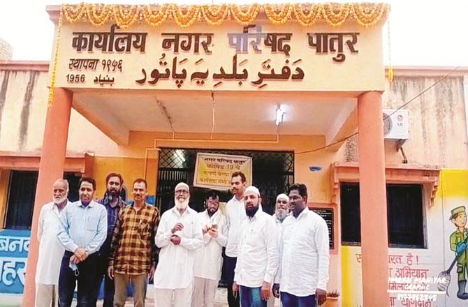 Syed Burhan Syed Nabi (center), who fought a legal battle for Urdu up to the Supreme Court, with his colleagues. Picture: INN