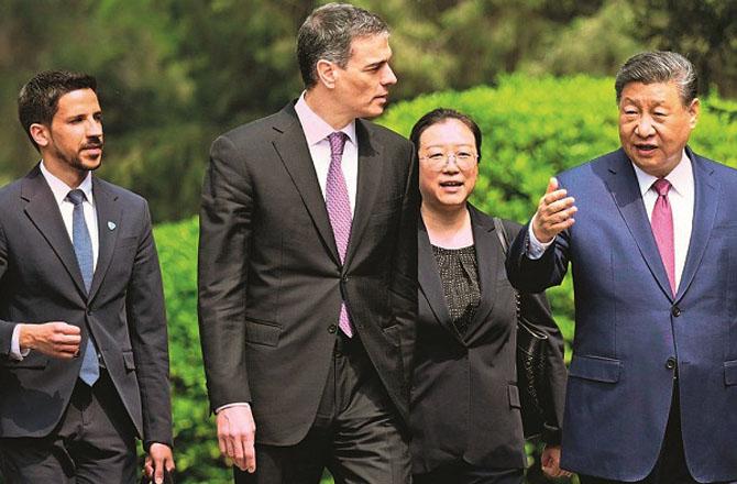 Chinese President Xi Jinping with Spanish Prime Minister Pedro Sanchez. Photo: INN