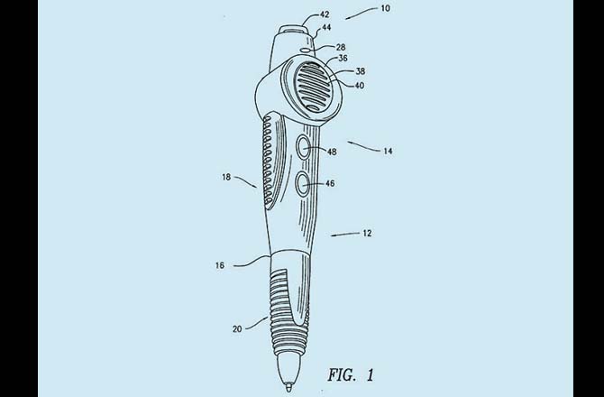 دی واکی ٹاکی پین&nbsp;(The Walkie-Talkie Pen)&nbsp;اس ایجاد کی کہانی کافی دلچسپ ہے۔ واکی ٹاکی پین کو طلبہ کی کئی ضرورتوں کو مد نظر رکھتے ہوئے بنایا گیا تھا۔اس قلم کی مدد سے طلبہ نہ صرف اپنا اسکول کا کام مکمل کرتے تھے بلکہ فاصلہ پر ہونے کے دوران ایک دوسرے سے بات چیت بھی کیا کرتے تھے۔ اسے بنانے کا ایک مقصد یہ بھی تھا کہ طلبہ امتحان میں نقل کرسکیں۔ تاہم، اسے محدود پیمانے پر بنایا گیا تھا، اور پھر اس کا پروڈکشن بند کردیا گیا۔&nbsp;