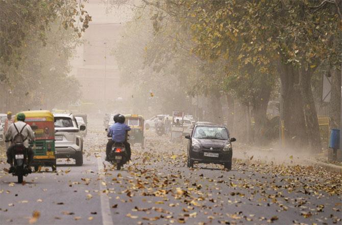 The impact of the storms in Uttar Pradesh was also felt in the neighboring state of Delhi. Strong winds blew here too. (Photo: PTI)