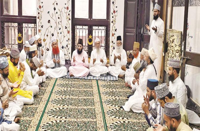 Scene of a meeting of scholars at the Handi Wali Mosque against the Waqf Amendment Bill. Photo: INN