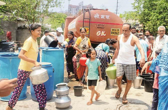 People try to get water amid the scorching heat in Solapur. Photo: PTI