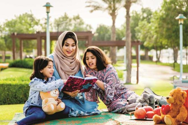 If a mother reads books, it is certain that children will also be fond of reading books. Photo: INN