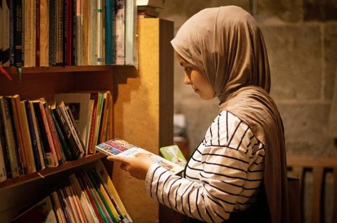 Spend some time alone to find peace of mind, reading a good book during this time. Photo: INN