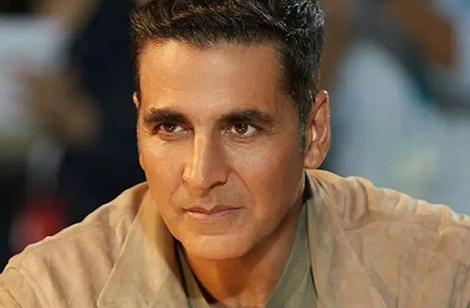 <p>اکشے کمار کا اصل نام راج ہری اوم بھاٹیہ ہے۔ تاہم،انہوں نے۱۹۸۷ء کی فلم &rsquo;&rsquo;آج&lsquo;&lsquo; کے ہیرو اکشے کے نام سے متاثر ہوکر اپنا نام تبدیل کیا تھا۔ ان کا ماننا تھا کہ اکشے نام ان کے اداکاری کے کریئر کیلئے خوش بخت ثابت ہوگا۔</p>