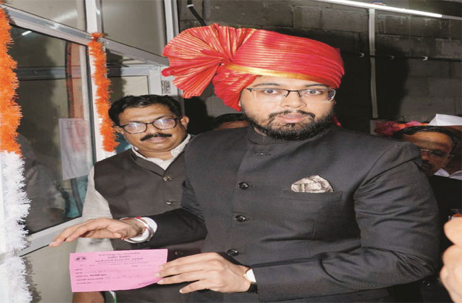 The Municipal Commissioner parked the car with a parking receipt.
