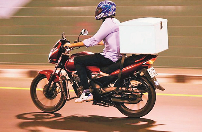 Delivery boy delivers dishes made of qurma, mutton biryani and dried fruits. Photo: INN.
