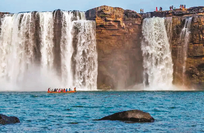 A picturesque view of Chitrakoot waterfall can be seen. Photo: INN