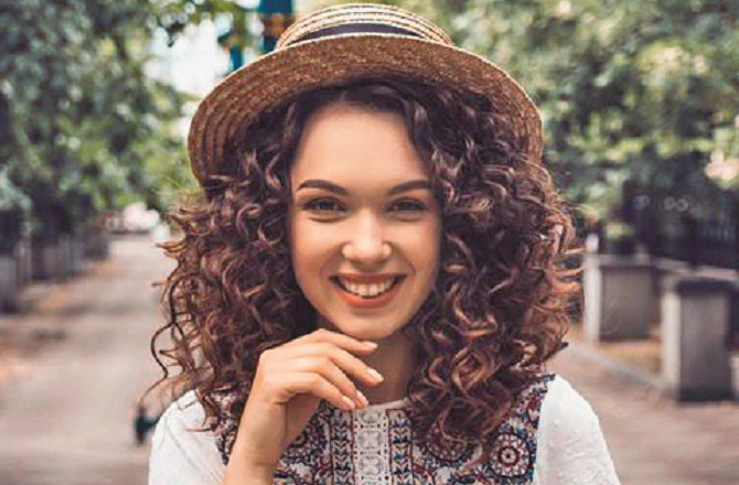 Mild shampoo should be used for curly hair. Photo: INN
