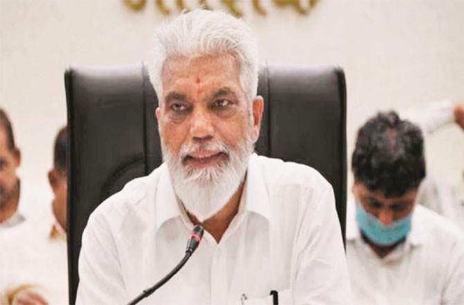 State Education Minister Dadabhse is being criticized for withdrawing educational decisions.