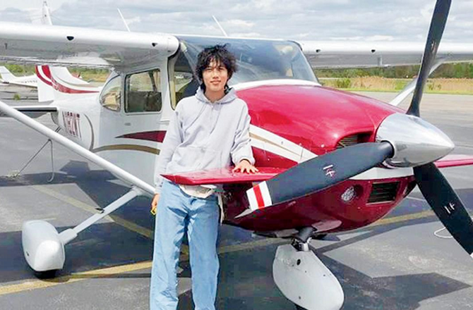 Ethan Guo with his plane. Photo: INN.