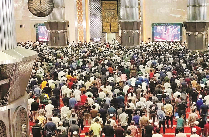 When the imam comes down from the pulpit and the worshippers begin to stand in rows, whoever can find a comfortable place should stand. Photo: INN