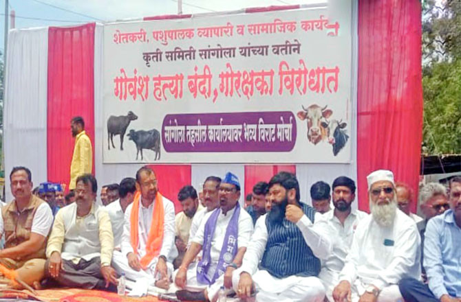 Sadabhav Khot (saffron muffler) among protesters (Photo: Agency)