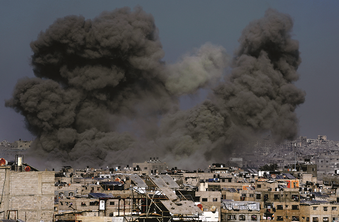 Black smoke billows from a residential area in Gaza as a result of Israeli bombing. Photo: INN