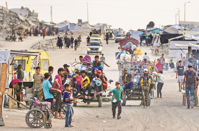 Displaced Palestinians evacuate in Gaza. Photo: AP/PTI