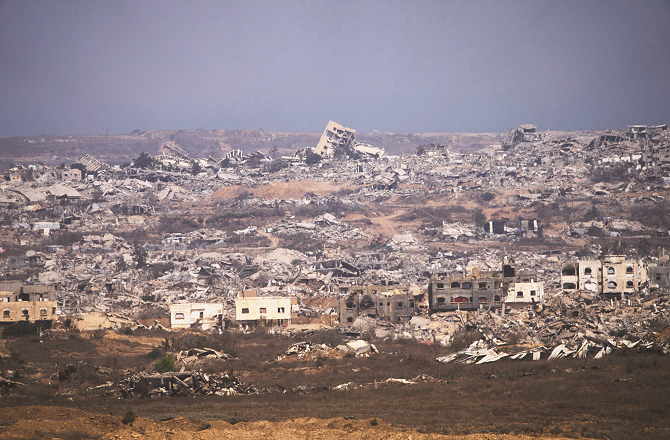 This image was taken from southern Israel, which shows the situation in Gaza, where the entire Gaza Strip has been reduced to rubble by Israeli bombing. Photo: INN