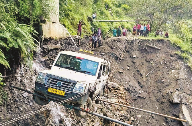 Heavy rains in Kullu district caused landslides, a vehicle is being removed from the scene. Photo: INN