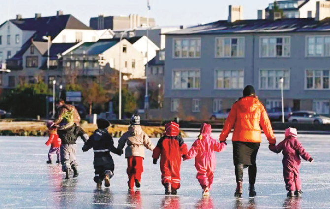 People in Iceland don`t have to worry about the safety of their children. Photo: INN
