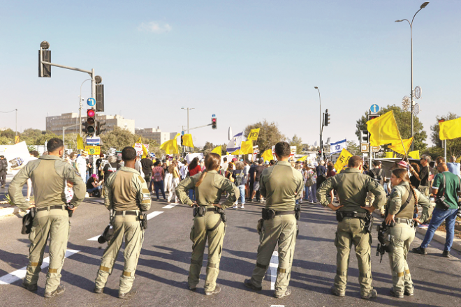 Protesters can be seen on a main street in Tel Aviv. Photo: INN