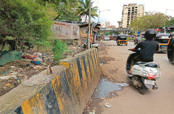 The SV Road footpath is not visible in Jogeshwari West.