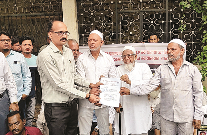 The heirs of the victims of the Bhakko Chowk bomb blast handing over a letter of demand. Photo: Inqilaba