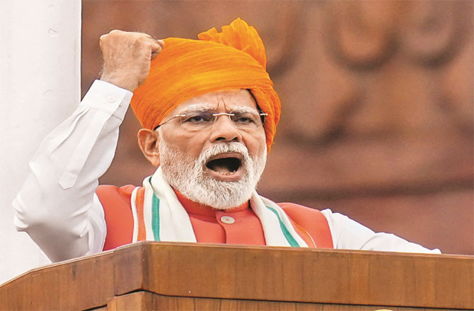 Prime Minister Narendra Modi addressing the Red Fort. (PTI)