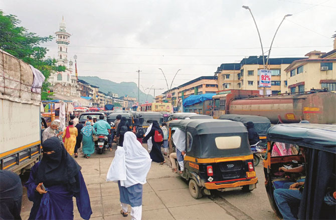 The traffic jam situation in Mumbra on Saturday was something like this.