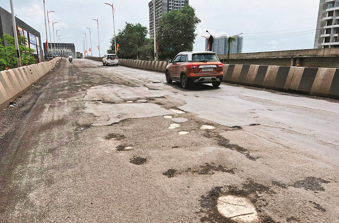 The Palava Flyover Bridge has become this state in just a month. It was inaugurated in a hurry. Photo: INN