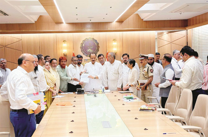 Ajit Pawar accepting the memorandum from the delegation (Photo: Inqilaba)