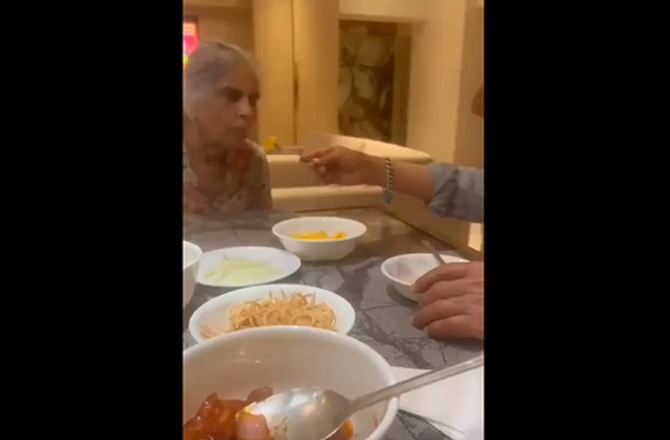 Salim Khan can be seen feeding Salma Khan with his hands. Photo: X