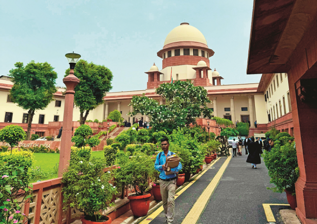 A three-member bench of the Supreme Court heard the AMU case on Monday. Photo: INN
