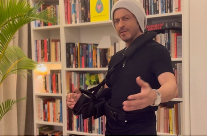  Shah Rukh Khan can be seen doing his famous action with one hand. Photo: INN