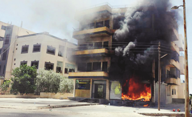 A building is on fire in the Syrian city of Sweida. Photo: INN