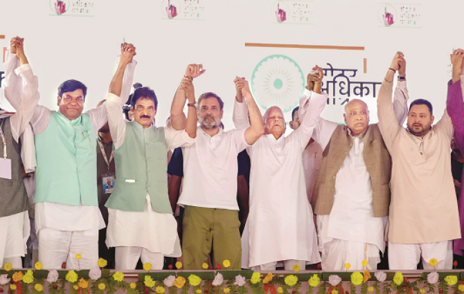 State and central leaders of India Alliance can be seen united in a rally held before the start of the yatra in Sahasram. Photo: INN