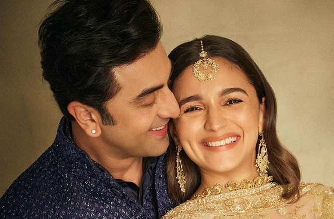 <p>عالیہ اور رنبیر : بالی ووڈ کے سب سے پیارے جوڑے، رنبیر کپور اور عالیہ بھٹ نے حال ہی میں اپنی ہاؤس وارمنگ کی تقریب منائی &nbsp;اور عالیہ نے انسٹاگرام پر تقریب کی خوشی کی تصاویر کا ایک سلسلہ شیئر کیا۔ یہ شاندار بنگلہ پالی ہل، ممبئی میں واقع ہے اور اس کی قیمت تقریباً۲۵۰؍ کروڑ روپے ہے۔</p>