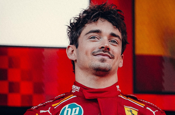 &nbsp;چارلس لیکرک کی کل مالیت تقریباً۵۰؍ ملین ڈالرس ہے۔ وہ فیراری کے لیے ڈرائیونگ &nbsp;کرتے ہیں &nbsp; اور تقریباً ۲۷؍ ملین ڈالر سالانہ کماتے ہیں۔ لگژری کاروں اور برانڈ ڈیلز کی وجہ سے ان کی آمدنی کافی ہے۔