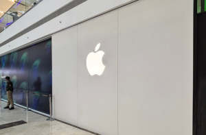 ایپل نے ’رازداری کے خطرات‘ کا حوالہ دے کر سرکاری حکم ماننے سے انکار کردیا