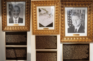 ٹرمپ نے اوبامہ، بائیڈن کی تصاویر کے نیچے نئی تختیاں لگا کر ان پر تنقید کی