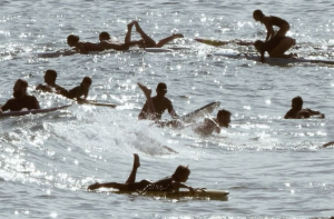 بونڈی بیچ، آسٹریلیا: طلوعِ آفتاب کے وقت ہزاروں افراد کا مہلوکین کو منفرد خراج