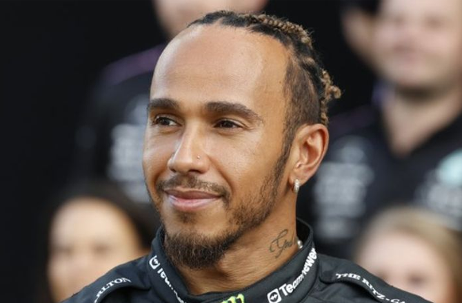 لیوس ہملٹن &nbsp;فارمولا &nbsp;وَن &nbsp;ریسنگ کی دنیا کا ایک جانا پہچانا نام ہے۔ ان کی مجموعی مالیت۴۳۴؍ &nbsp; ملین ڈالرس ہے، جو انہیں دنیا کا امیر ترین ایف وَن &nbsp;ڈرائیور بناتی ہے۔ سات بار کے عالمی چیمپئن لیوس ہملٹن &nbsp;بھی اپنے کاروبار کے مالک ہیں اور فیشن کی دنیا سے وابستہ ہیں۔