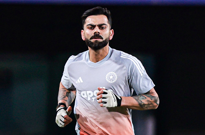 <p>کرکٹ کی دنیا میں ریکارڈز کا اپنا ہی دلکشی ہے۔ ایک طویل عرصے تک سچن تینڈولکر نے تقریباً ہر بڑے ون ڈے ریکارڈ کو اپنے پاس رکھا تاہم وراٹ کوہلی اپنی شاندار بلے بازی سے کئی ریکارڈ توڑنے کے قریب پہنچ چکے ہیں۔</p>