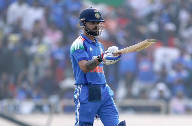 <p>&nbsp;ٹیسٹ اور ٹی ۲۰؍ سے ریٹائرڈ ہونے کے بعد بھی وراٹ کو ون ڈے کرکٹ کا بادشاہ سمجھا جاتا ہے۔ رانچی میں جنوبی افریقہ کے خلاف ان کی حالیہ دھماکہ خیز سنچری نے ایک بار پھر سب کی توجہ مبذول کر لی ہے۔</p>