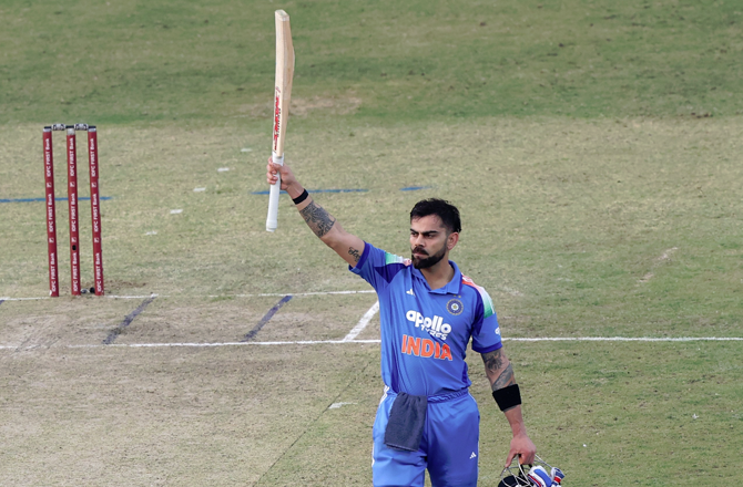 <p>ریکارڈ کی کتابوں میں سچن تینڈولکر کے پاس اب بھی ۵؍ بڑے ون ڈے ریکارڈ موجود ہیں۔ سوال یہ ہے کہ کیا ۳۷؍ سالہ وراٹ یہ ریکارڈ توڑ سکتے ہیں؟ ان کی فٹنیس اور فارم بہترین ہے لیکن چیلنج آسان نہیں ہوگا۔</p>