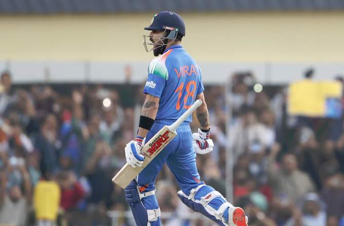 <p>۱)ون ڈے میں سب سے زیادہ رنزسچن تینڈولکر نے۱۸۴۲۶؍ رنز بنائے ہیں۔ وراٹ کوہلی اس وقت۱۴۳۹۰؍رنزپر ہیں جو تقریباً۴؍ہزار رنز پیچھے ہیں۔ اگر وراٹ ہر سال تقریباً ۱۰۰۰؍ رنز بناتے رہے تو وہ اگلے ۴؍برسوں میں یہ ریکارڈ حاصل کر سکتے ہیں۔</p>