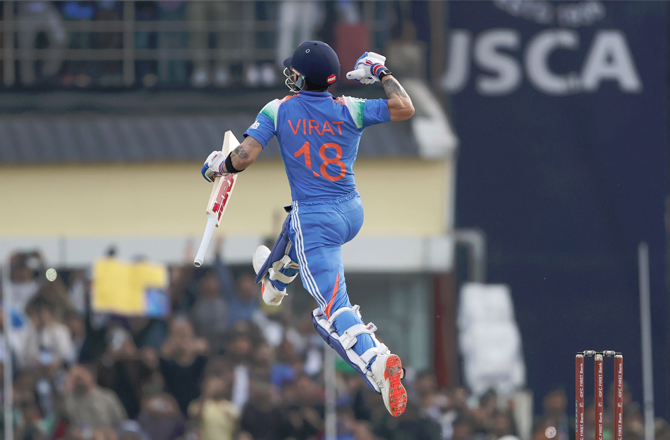 <p>۲) طویل ترین ون ڈے ریکارڈکرکٹ کی تاریخ میں سب سے طویل ون ڈے کریئر کا ریکارڈ سچن تینڈولکر کے پاس ہے۔ انہوں نے اپنا پہلا ون ڈے ۱۸؍ دسمبر۱۹۸۹ء کو کھیلا جبکہ ان کا آخری ون ڈے۱۸؍ مارچ۲۰۱۲ء کو تھا۔ اس کا مطلب ہے کہ انہوں نے ۲۲؍ سال اور۹۱؍ دن تک مسلسل ون ڈے کرکٹ کھیلا جبکہ وراٹ کوہلی نے اپنا ڈیبیو ۱۸؍ &nbsp;اگست &nbsp;۲۰۰۸ء کو کیا۔ اس کا مطلب ہے کہ وہ۱۷؍ سال سے ون ڈے کرکٹ کھیل رہے ہیں۔ انہیں سچن کا ریکارڈ توڑنے کے لیے مزید پانچ سال کھیلنا ہوں گے۔</p>