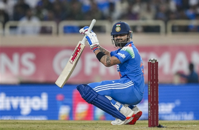 <p>۳)ایک کیلنڈر سال میں سب سے زیادہ رنزون ڈے میں ایک کیلنڈر ایئر میں سب سے زیادہ رنز بنانے کا ریکارڈ سچن تینڈولکر کے پاس ہے۔ انہوں نے۱۹۹۸ء میں۱۸۹۴؍ رنز بنائے۔ وراٹ کوہلی کا ایک کیلنڈر سال میں اب تک کا سب سے زیادہ &nbsp;۱۴۶۰؍ رنز ہے۔ انہوں نے یہ کارنامہ ۲۰۱۷ء میں حاصل کیا۔ کریئر کے اس مرحلے پر وراٹ کے &nbsp;۱۸۰۰؍ سے زیادہ رنز بنانے کے امکانات &nbsp; نظر آتے ہیں۔</p>