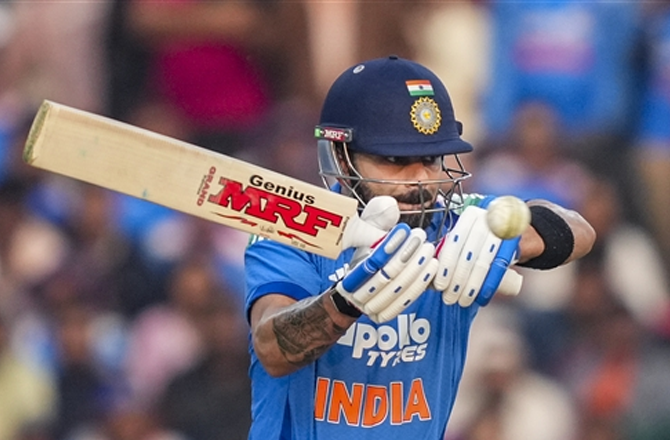 <p>۴)ایک کیلنڈر سال میں سب سے زیادہ سنچریاں بنانے کا ریکارڈ سچن تینڈولکر کے پاس ہے۔ انہوں نے یہ کارنامہ ۱۹۹۸ء میں انجام دیا تھا۔ &nbsp;وراٹ &nbsp;کوہلی نے ایک کیلنڈر سال میں سب سے زیادہ سنچریاں بنائی ہیں جن میں ۶؍ ہیں۔ انہوں نے یہ کارنامہ ۲۰۱۸ء میں حاصل کیا۔</p>