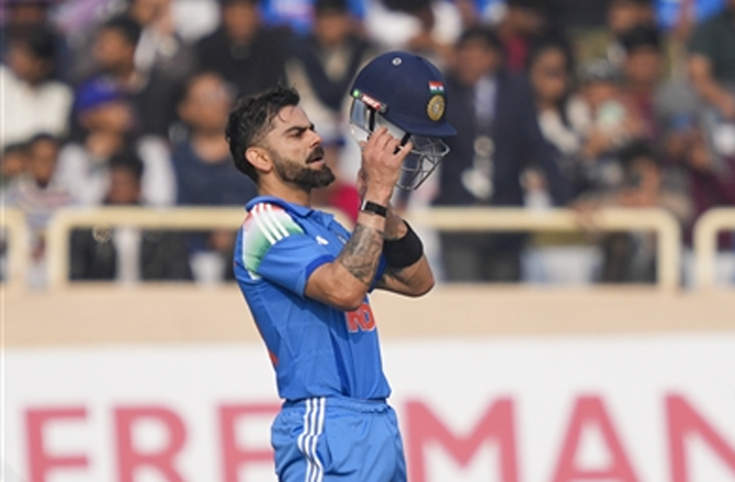 <p>۵) ون ڈے میں سب سے زیادہ نصف سنچریاںسچن نے ۱۴۵؍ نصف سنچریاں اسکور کی ہیں۔ وراٹ نے اب تک ۱۲۷؍بار ۵۰؍ کا ہندسہ عبور کیا ہے۔ وہ مستقبل میں اس ریکارڈ کو پیچھے چھوڑ سکتے ہیں ۔</p>