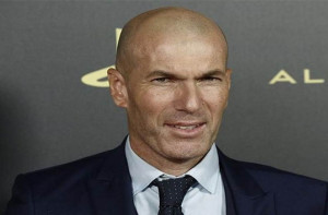 فرانسیسی لیجنڈ زیدان شنگھائی میں  شٹل کاک کھیلتے ہوئے نظرآئے