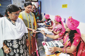 متعدد مقامات پر ای وی ایم بند ہوجانے کی وجہ سے پولنگ میں خلل